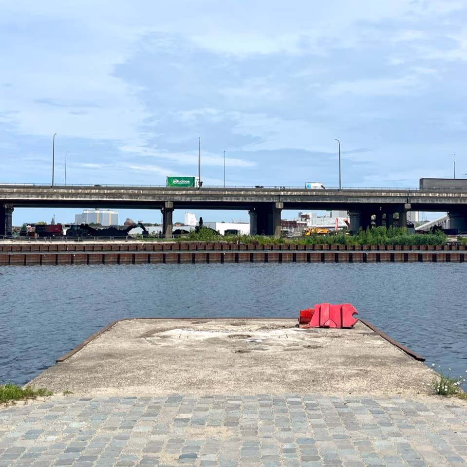 SAMMY — kunstwerk van Bert Villa aan de kade van het Lobroekdok, met de Antwerpse Ring op de achtergrond